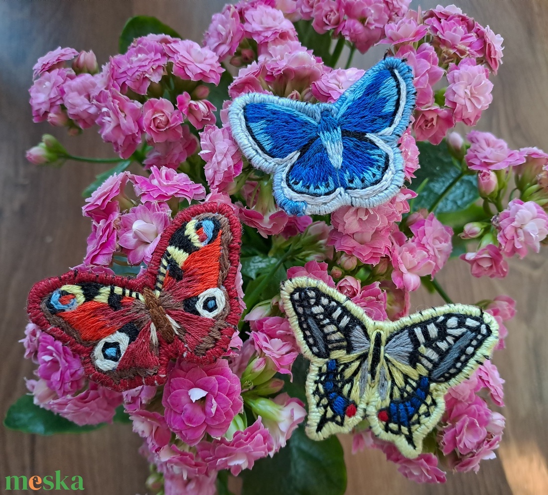 Kézzel hímzett pillangó bross - ékszer - kitűző és bross - kitűző - Meska.hu Kézzel hímzett pillangó bross - ékszer - kitűző és bross - kitűző - Meska.hu