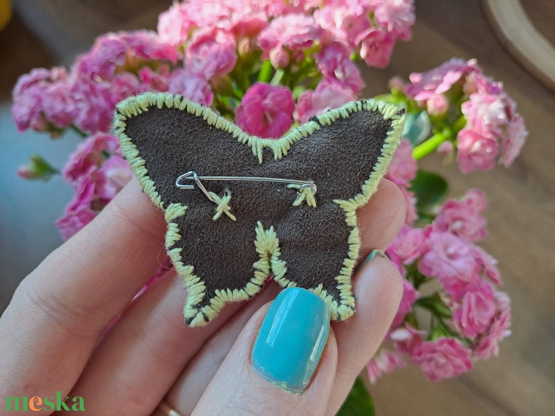 Kézzel hímzett pillangó bross - ékszer - kitűző és bross - kitűző - Meska.hu Kézzel hímzett pillangó bross - ékszer - kitűző és bross - kitűző - Meska.hu