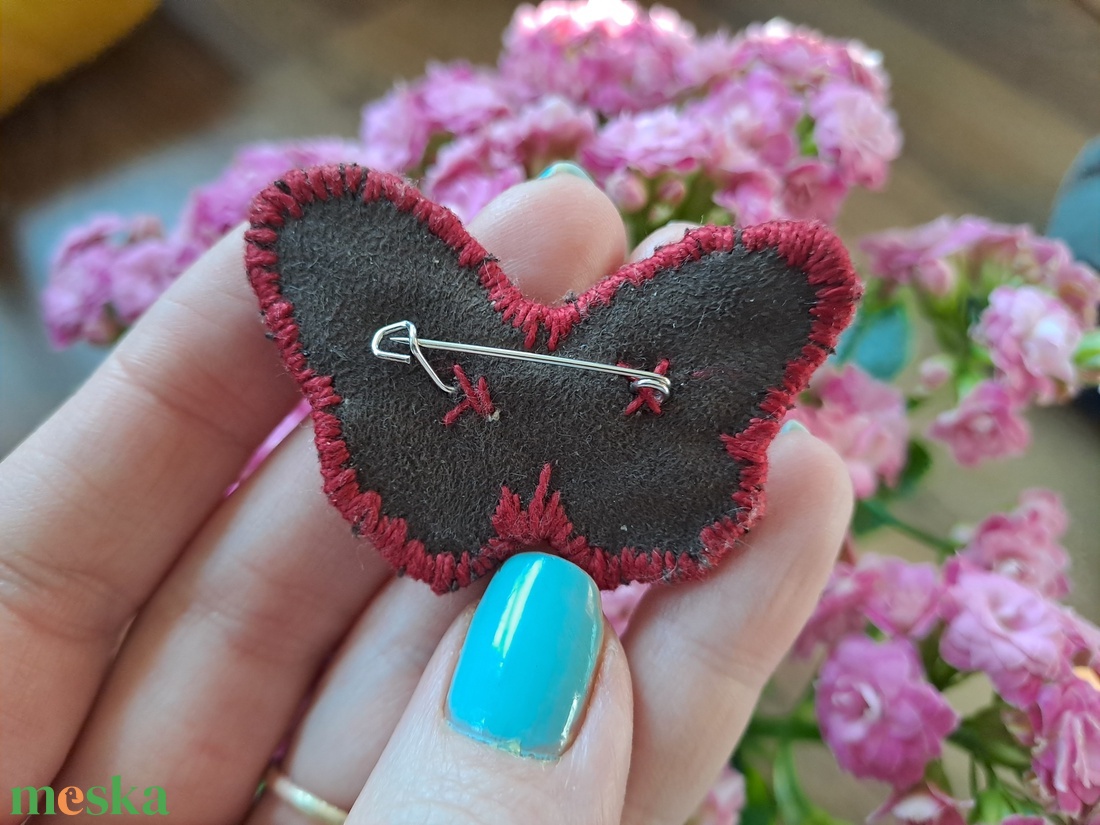 Kézzel hímzett pillangó bross  - ékszer - kitűző és bross - kitűző - Meska.hu