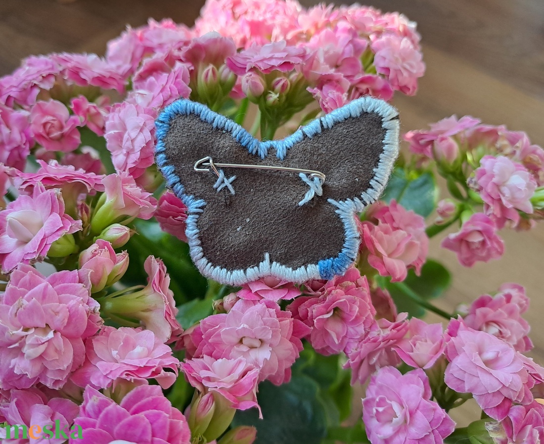 Kézzel hímzett pillangó bross - ékszer - kitűző és bross - kitűző - Meska.hu Kézzel hímzett pillangó bross - ékszer - kitűző és bross - kitűző - Meska.hu