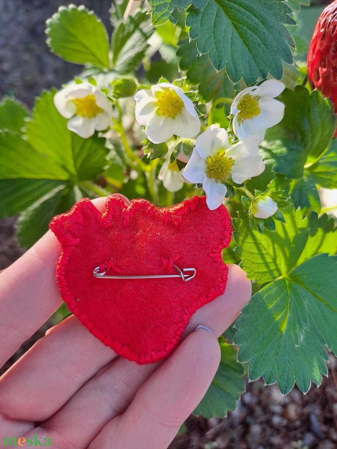 Kézzel hímzett eper bross - ékszer - kitűző és bross - kitűző - Meska.hu Kézzel hímzett eper bross - ékszer - kitűző és bross - kitűző - Meska.hu