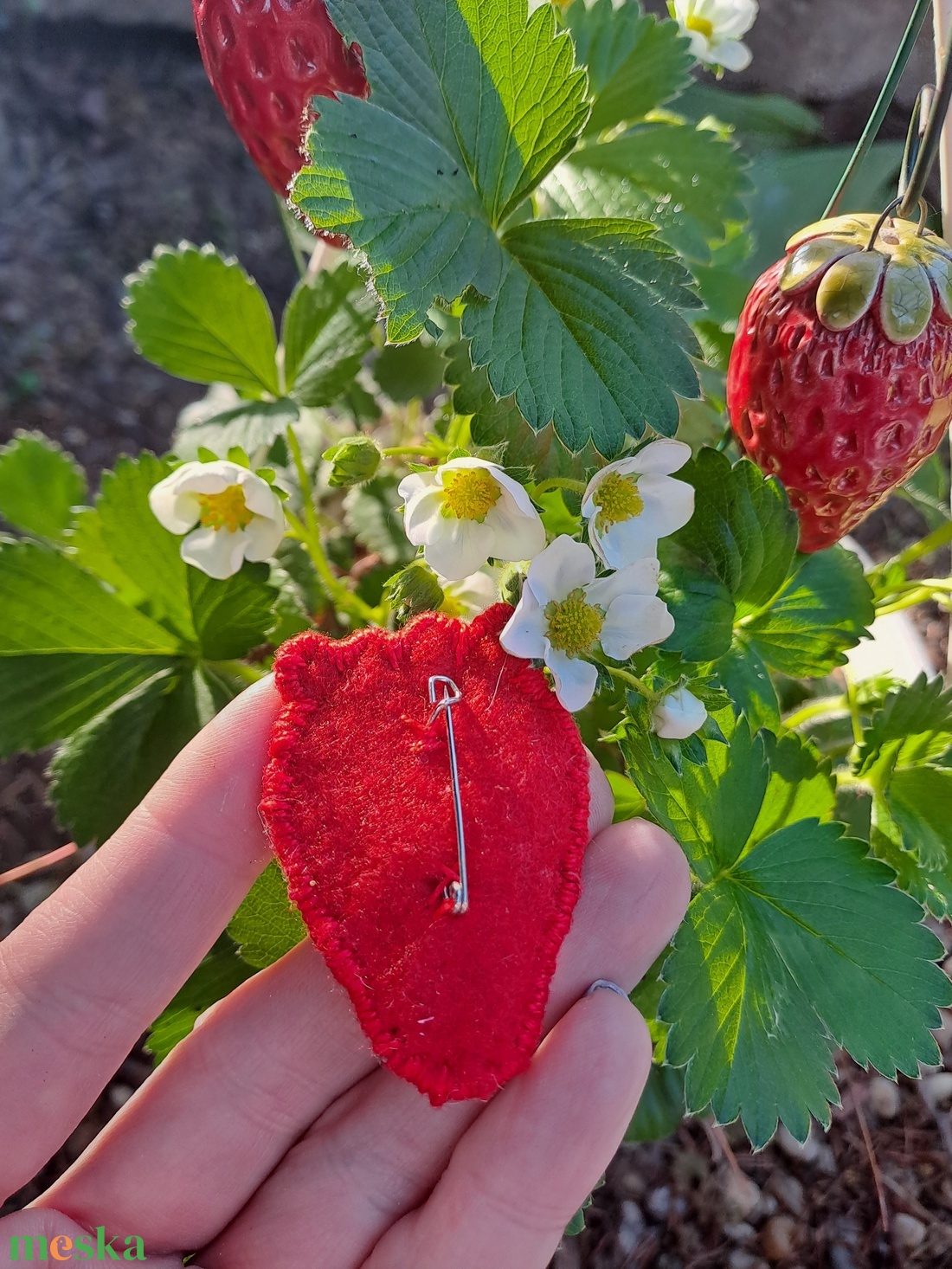 Kézzel hímzett csokis eper bross - ékszer - kitűző és bross - kitűző - Meska.hu Kézzel hímzett csokis eper bross - ékszer - kitűző és bross - kitűző - Meska.hu