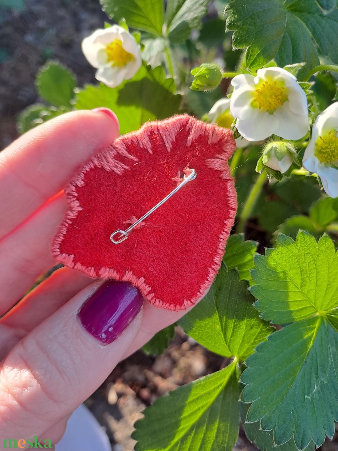Kézzel hímzett eper és virág bross - ékszer - kitűző és bross - kitűző - Meska.hu Kézzel hímzett eper és virág bross - ékszer - kitűző és bross - kitűző - Meska.hu