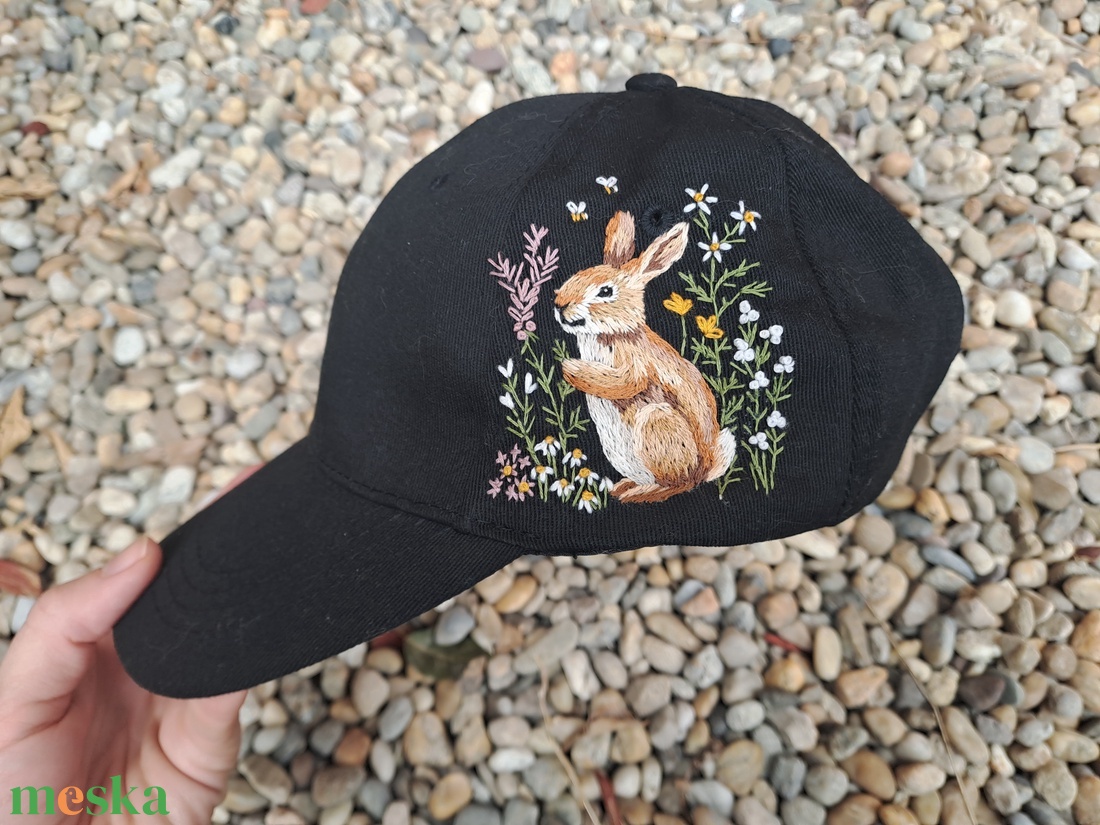 Mezei nyuszi - tűfestett baseball sapka - ruha & divat - sál, sapka, kendő - kalap - Meska.hu