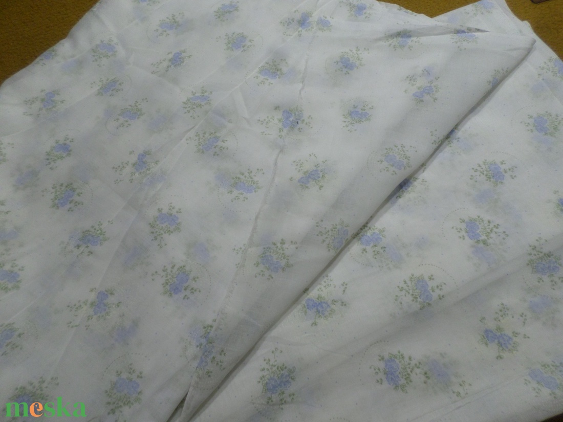 Apró kék virágos batiszt anyag. 6 m x 150 cm. - kellékek & szerszámok - méteráru - dekorációs alapanyag - Meska.hu