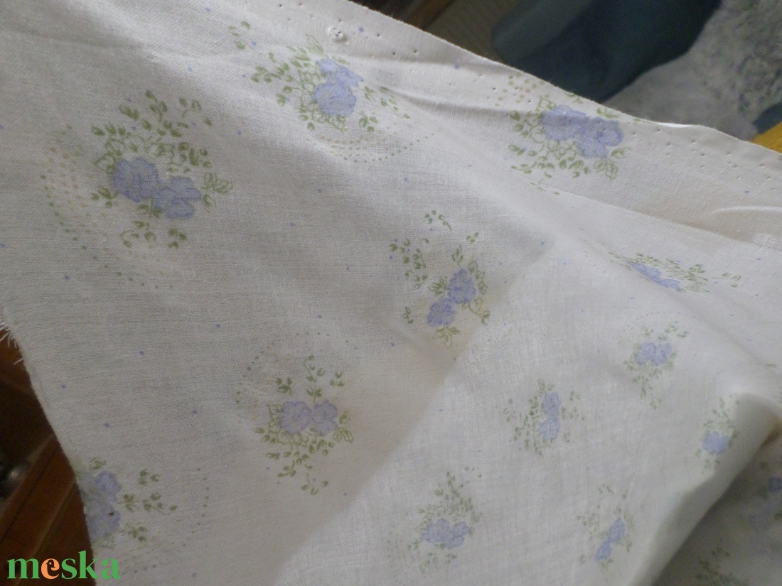 Apró kék virágos batiszt anyag. 6 m x 150 cm. - kellékek & szerszámok - méteráru - dekorációs alapanyag - Meska.hu