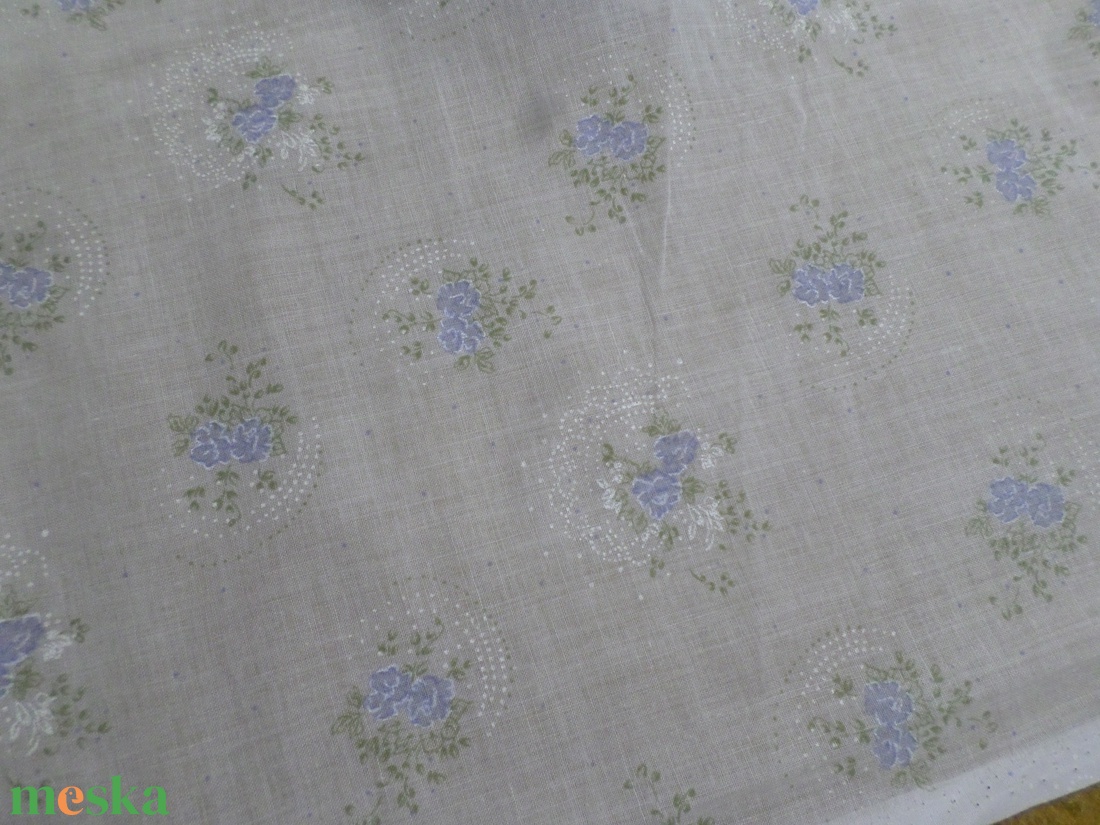 Apró kék virágos batiszt anyag. 6 m x 150 cm. - kellékek & szerszámok - méteráru - dekorációs alapanyag - Meska.hu