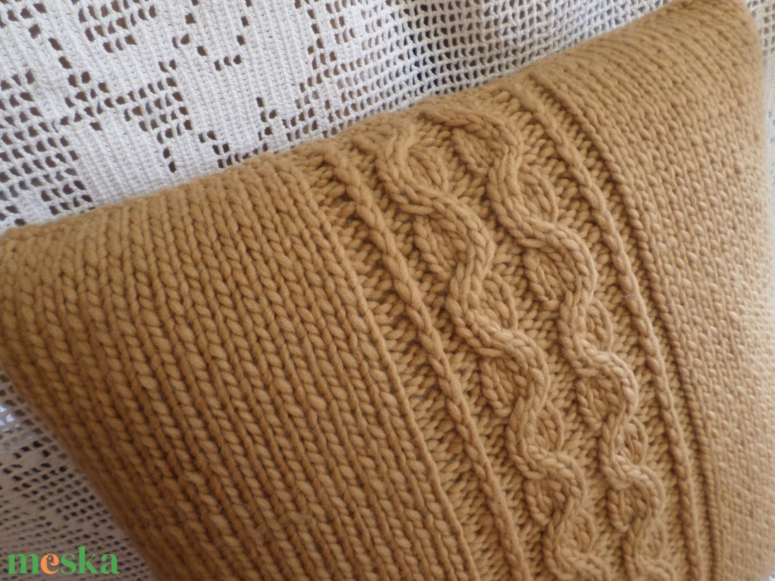 Cappuccino színű  kézzel kötött díszpárna.  - otthon & életmód - lakástextil - párna & párnahuzat - díszpárna (belsővel együtt) - Meska.hu