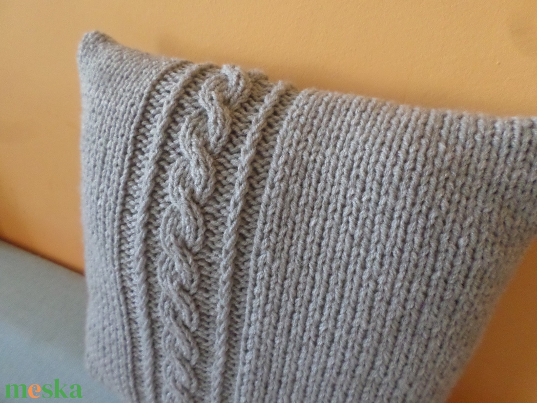 Szürke kézzel kötött díszpárna.  - otthon & életmód - lakástextil - párna & párnahuzat - díszpárna (belsővel együtt) - Meska.hu