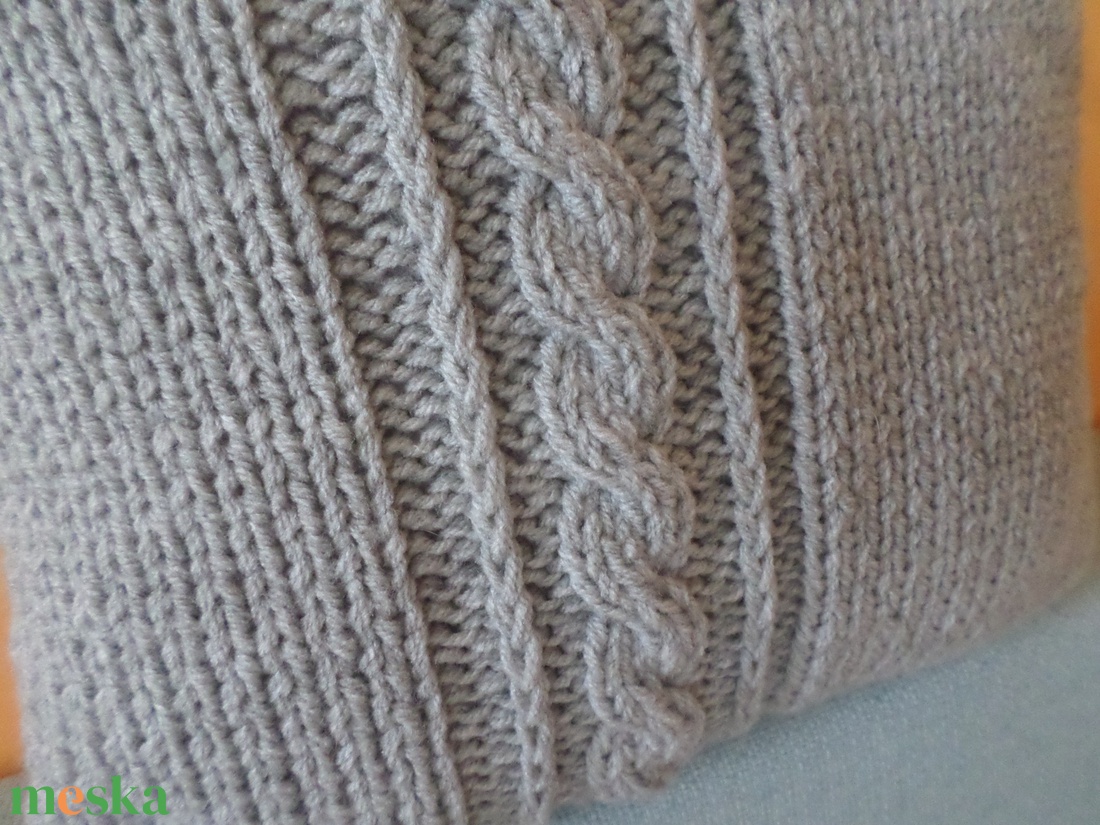 Szürke kézzel kötött díszpárna.  - otthon & életmód - lakástextil - párna & párnahuzat - díszpárna (belsővel együtt) - Meska.hu
