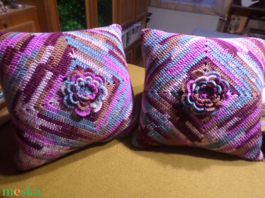 Színes horgolt 3 D-és virágos díszpárnák. kézzel kötött díszpárnák.  - otthon & életmód - lakástextil - párna & párnahuzat - díszpárna szett  - Meska.hu