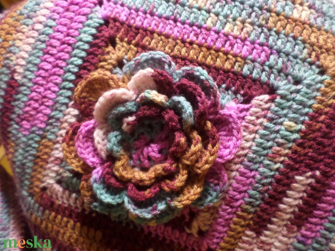 Színes horgolt 3 D-és virágos díszpárnák. kézzel kötött díszpárnák.  - otthon & életmód - lakástextil - párna & párnahuzat - díszpárna szett  - Meska.hu