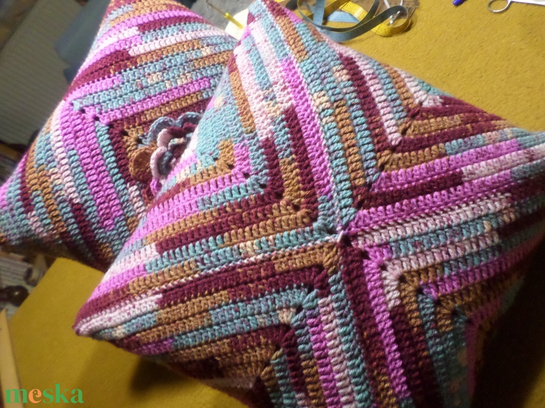 Színes horgolt 3 D-és virágos díszpárnák. kézzel kötött díszpárnák.  - otthon & életmód - lakástextil - párna & párnahuzat - díszpárna szett  - Meska.hu