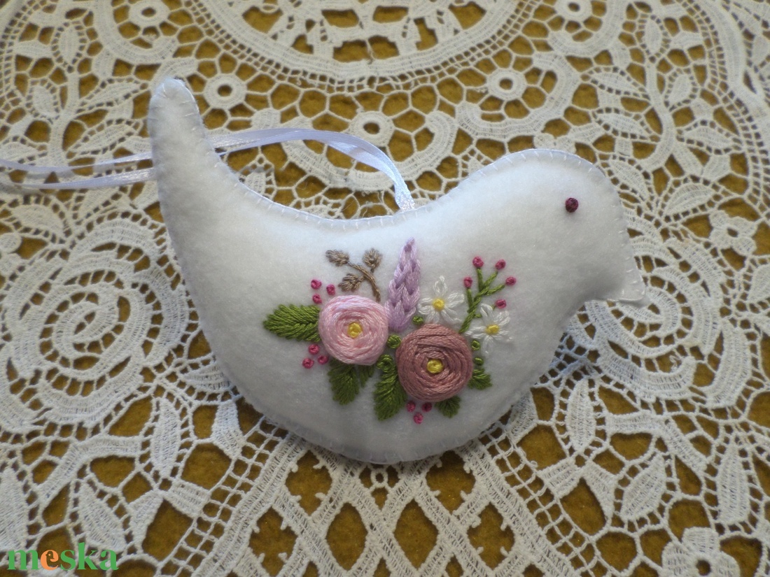 Hímzett madárka -ajtó,-ablak,-kilincs függődísz. - otthon & életmód - dekoráció - ajtó- és ablak dekoráció - ablakdísz - Meska.hu