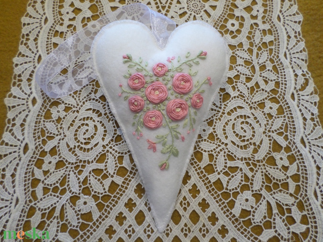 Hófehér hímzett virágos gyapjú filc szív. - otthon & életmód - dekoráció - ajtó- és ablak dekoráció - ablakdísz - Meska.hu
