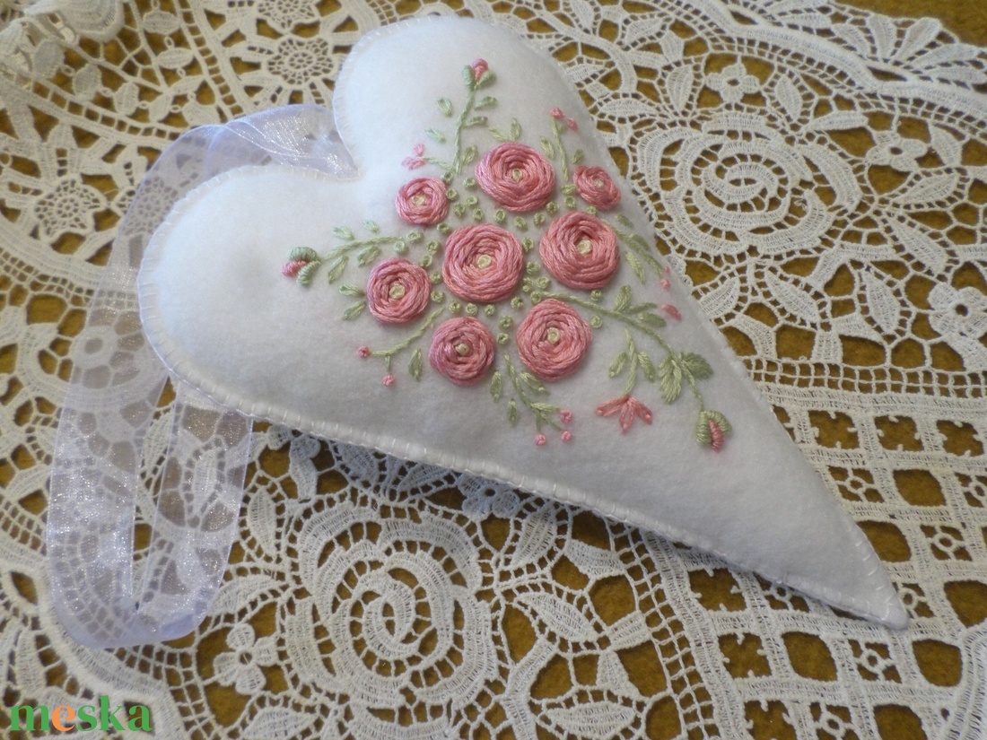 Hófehér hímzett virágos gyapjú filc szív. - otthon & életmód - dekoráció - ajtó- és ablak dekoráció - ablakdísz - Meska.hu