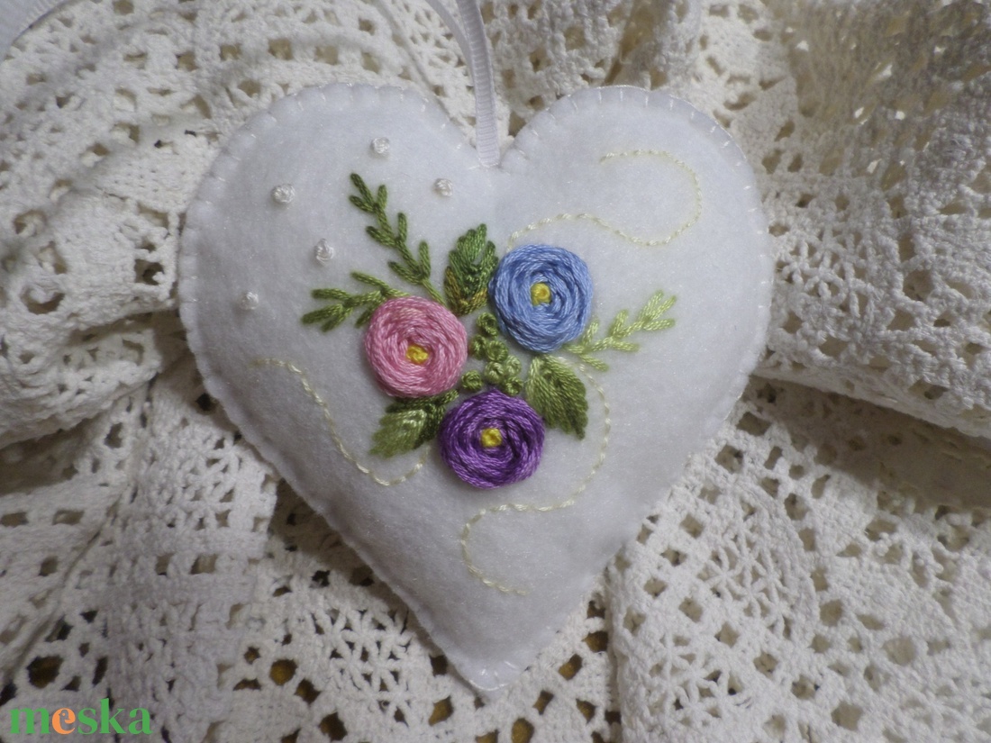 Hófehér hímzett virágos gyapjú filc szív. - otthon & életmód - dekoráció - ajtó- és ablak dekoráció - ablakdísz - Meska.hu