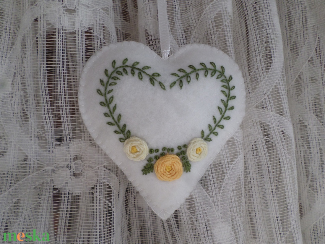 Hófehér hímzett virágos gyapjú filc szív. - otthon & életmód - dekoráció - ajtó- és ablak dekoráció - ablakdísz - Meska.hu