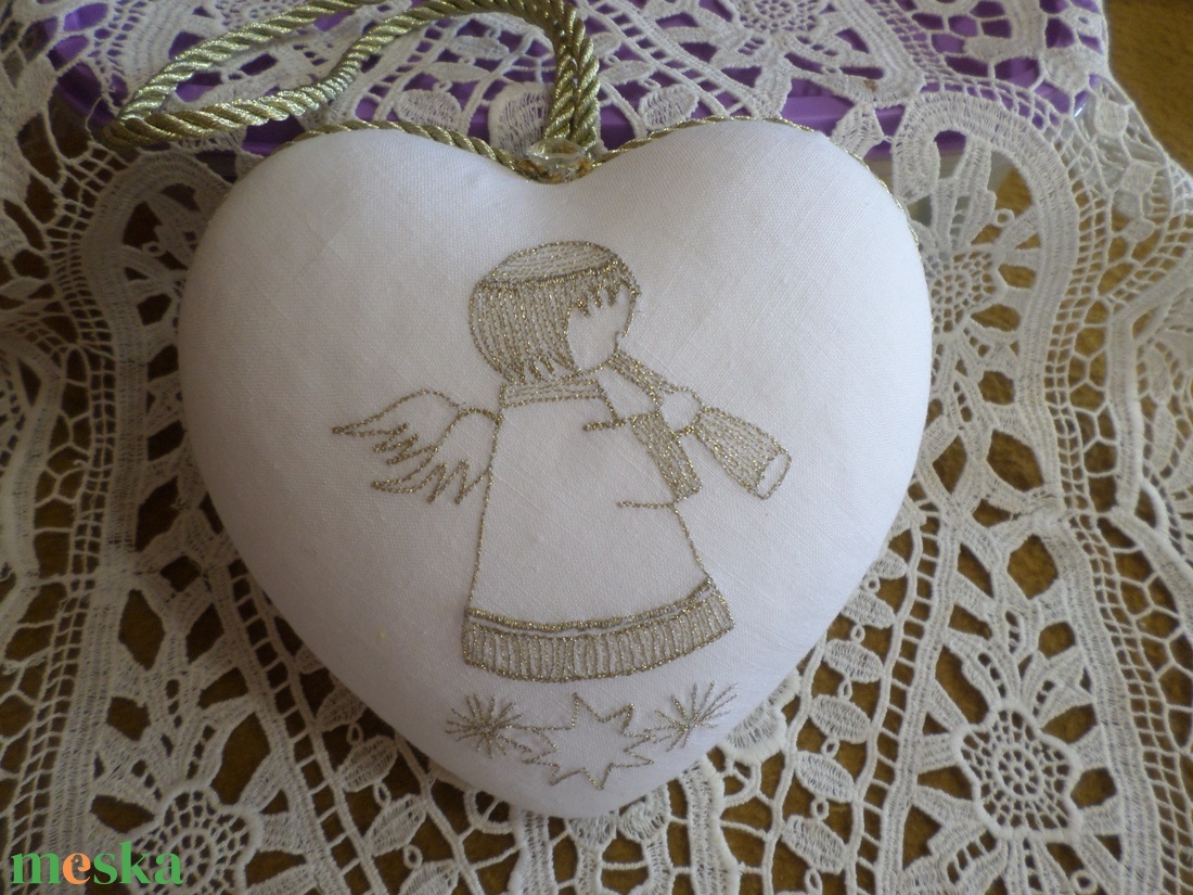 Hímzett angyalkás duci szív/dekoráció.  - otthon & életmód - dekoráció - ajtó- és ablak dekoráció - ablakdísz - Meska.hu