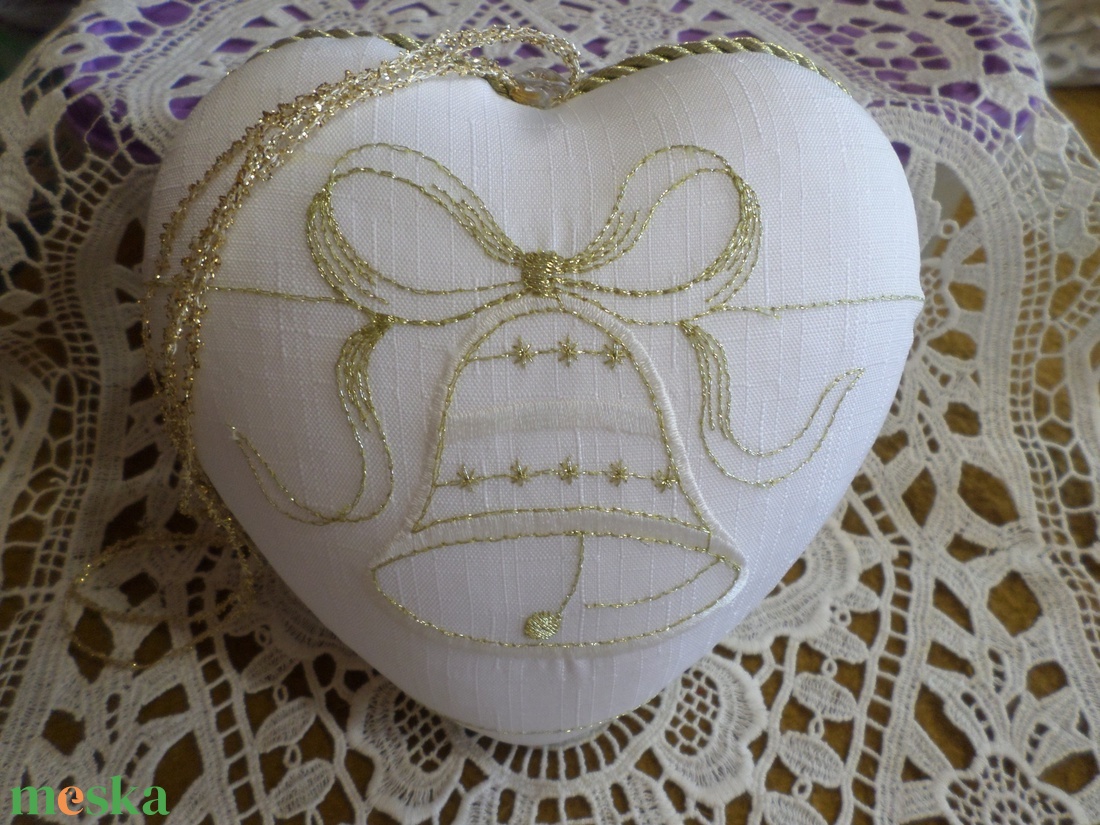 Hímzett harangos duci szív/dekoráció.  - otthon & életmód - dekoráció - ajtó- és ablak dekoráció - ablakdísz - Meska.hu