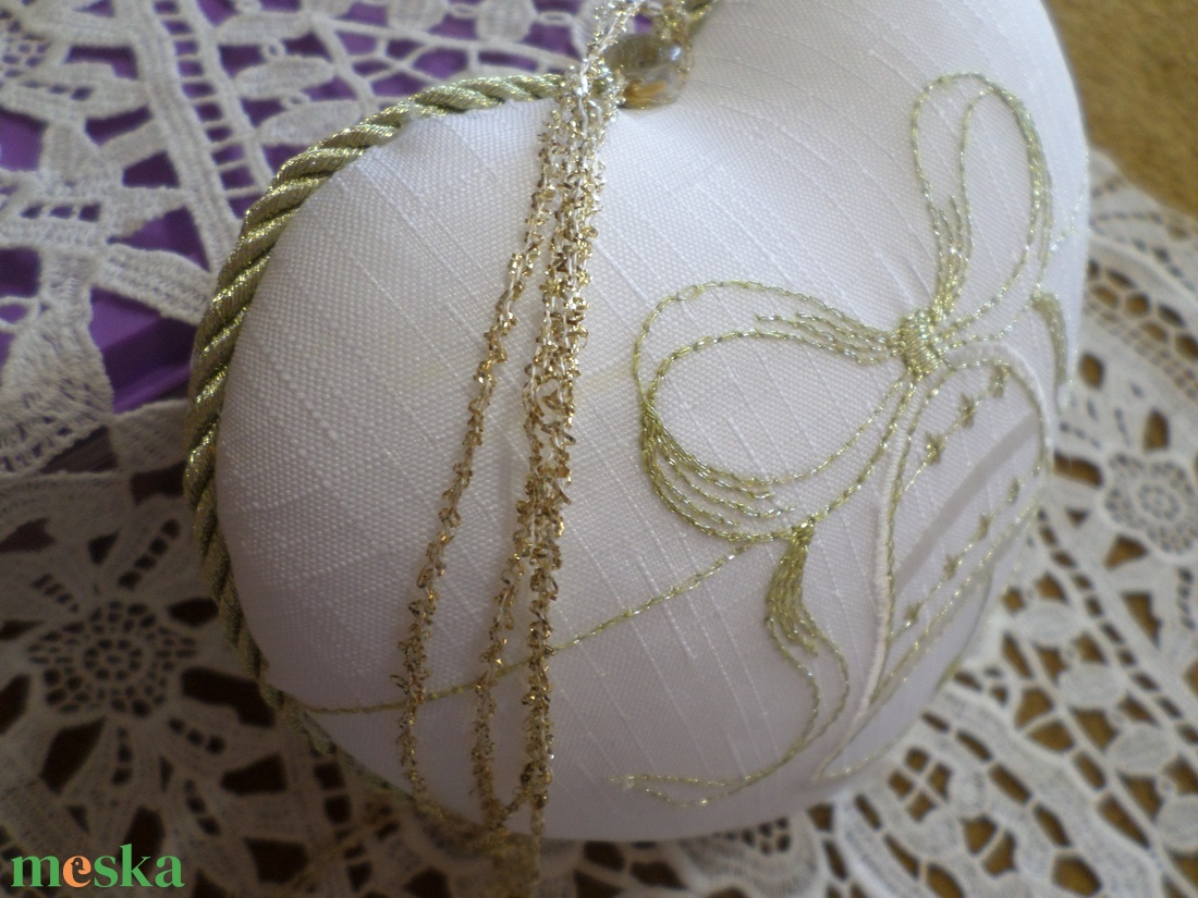 Hímzett harangos duci szív/dekoráció.  - otthon & életmód - dekoráció - ajtó- és ablak dekoráció - ablakdísz - Meska.hu