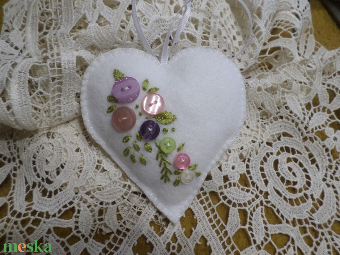 Hófehér gyapjú filc szív gombokkal, hímzéssel. Ajtó,-ablak,-kilincs dísz, dekoráció.  - otthon & életmód - dekoráció - ajtó- és ablak dekoráció - ablakdísz - Meska.hu