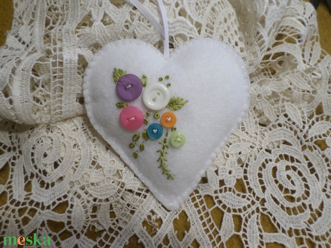 Hófehér gyapjú filc szív gombokkal, hímzéssel. Ajtó,-ablak,-kilincs dísz, dekoráció.  - otthon & életmód - dekoráció - ajtó- és ablak dekoráció - ablakdísz - Meska.hu
