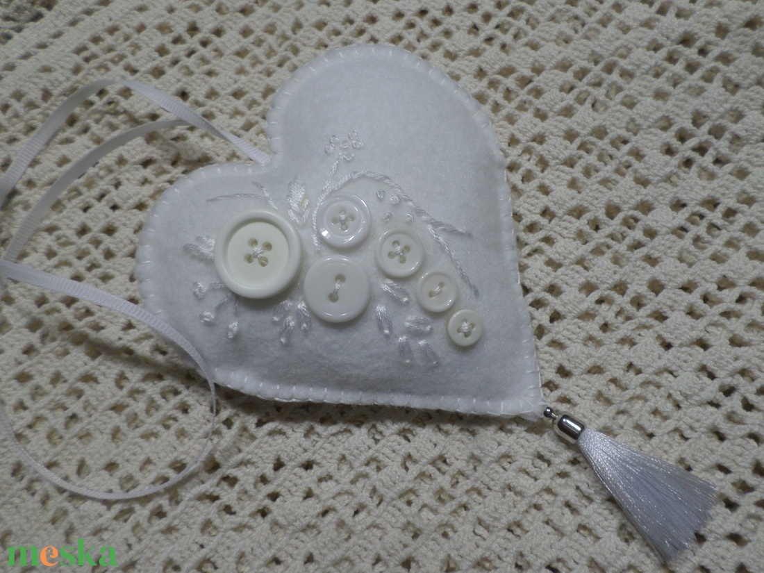 Hófehér gyapjú filc szív gombokkal, hímzéssel. Ajtó,-ablak,-kilincs dísz, dekoráció.  - otthon & életmód - dekoráció - ajtó- és ablak dekoráció - ablakdísz - Meska.hu