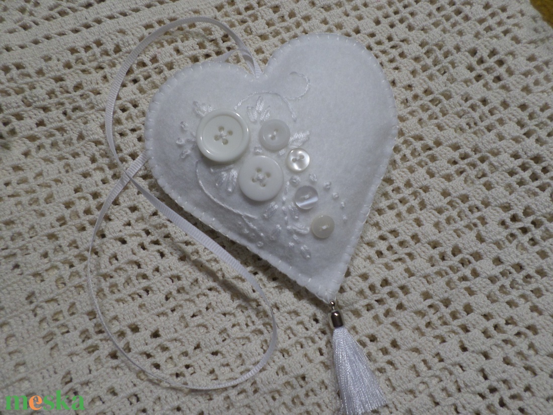 Hófehér gyapjú filc szív gombokkal, hímzéssel. Ajtó,-ablak,-kilincs dísz, dekoráció.  - otthon & életmód - dekoráció - ajtó- és ablak dekoráció - ablakdísz - Meska.hu
