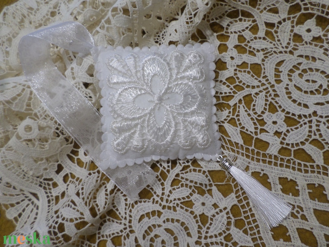 Hófehér csipkés gyapjú filc ajtó,-ablak,-kilincs dísz, dekoráció.  - otthon & életmód - dekoráció - ajtó- és ablak dekoráció - ablakdísz - Meska.hu