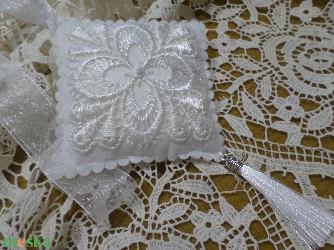 Hófehér csipkés gyapjú filc ajtó,-ablak,-kilincs dísz, dekoráció.  - otthon & életmód - dekoráció - ajtó- és ablak dekoráció - ablakdísz - Meska.hu