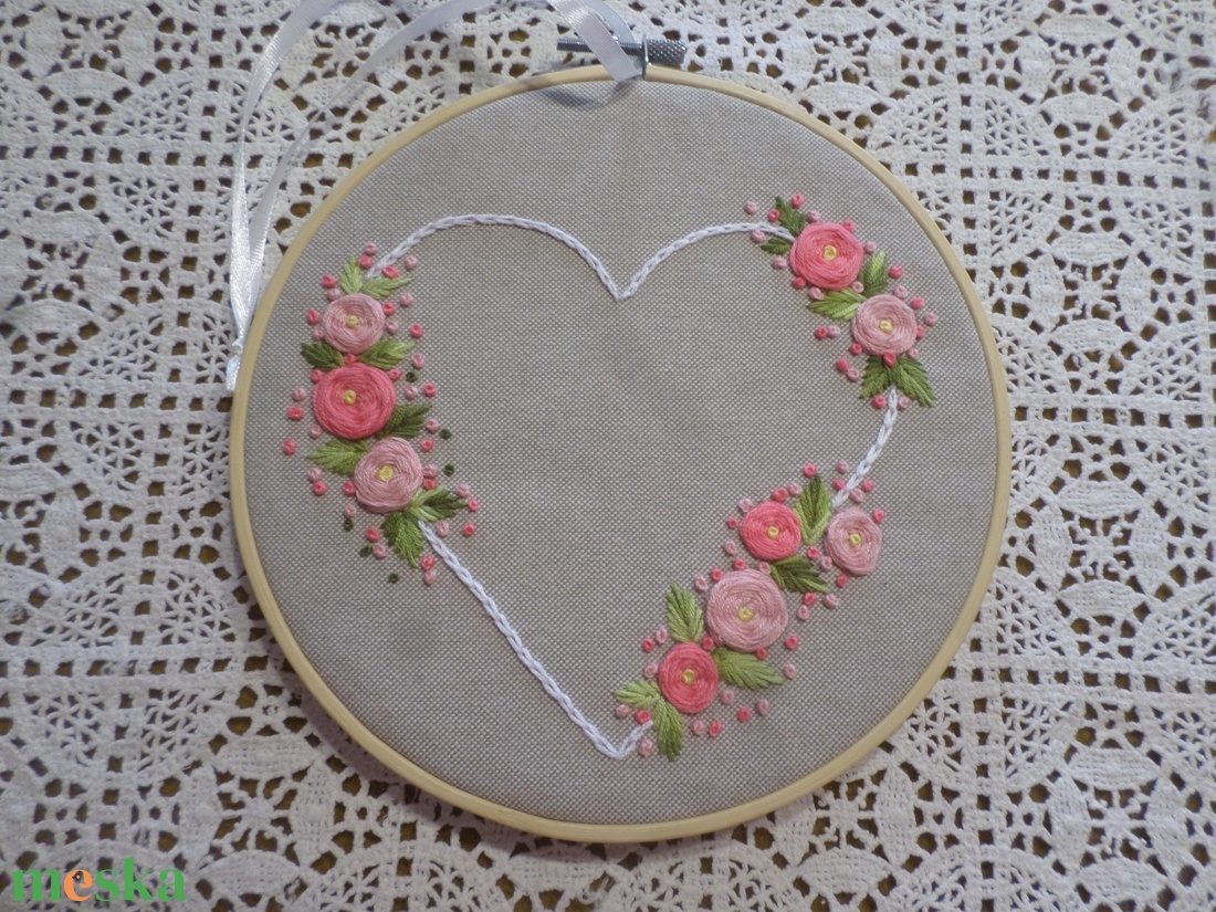 Hímzett virágos kép hímzőkeretben.  - otthon & életmód - dekoráció - ajtó- és ablak dekoráció - ablakdísz - Meska.hu