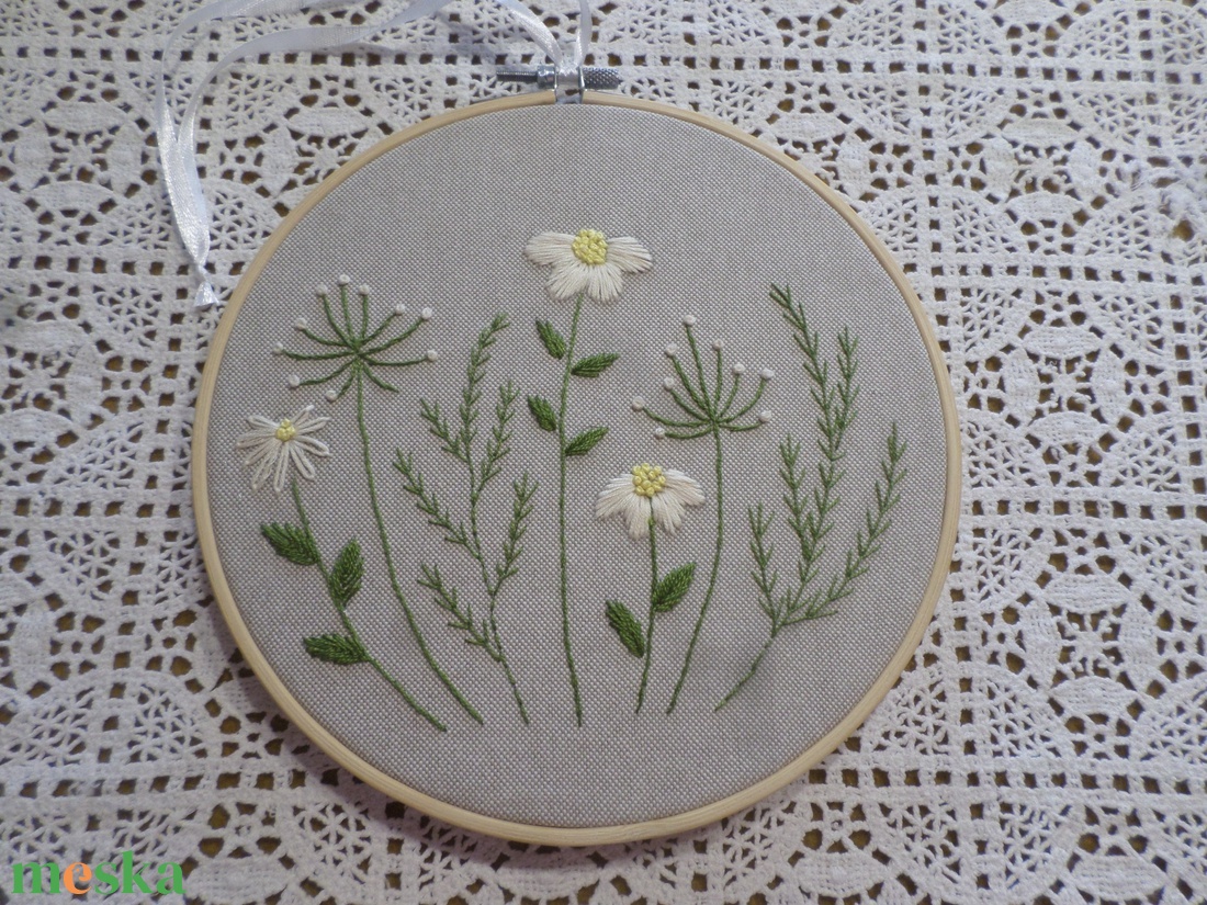 Hímzett virágos kép hímzőkeretben.  - otthon & életmód - dekoráció - ajtó- és ablak dekoráció - ablakdísz - Meska.hu