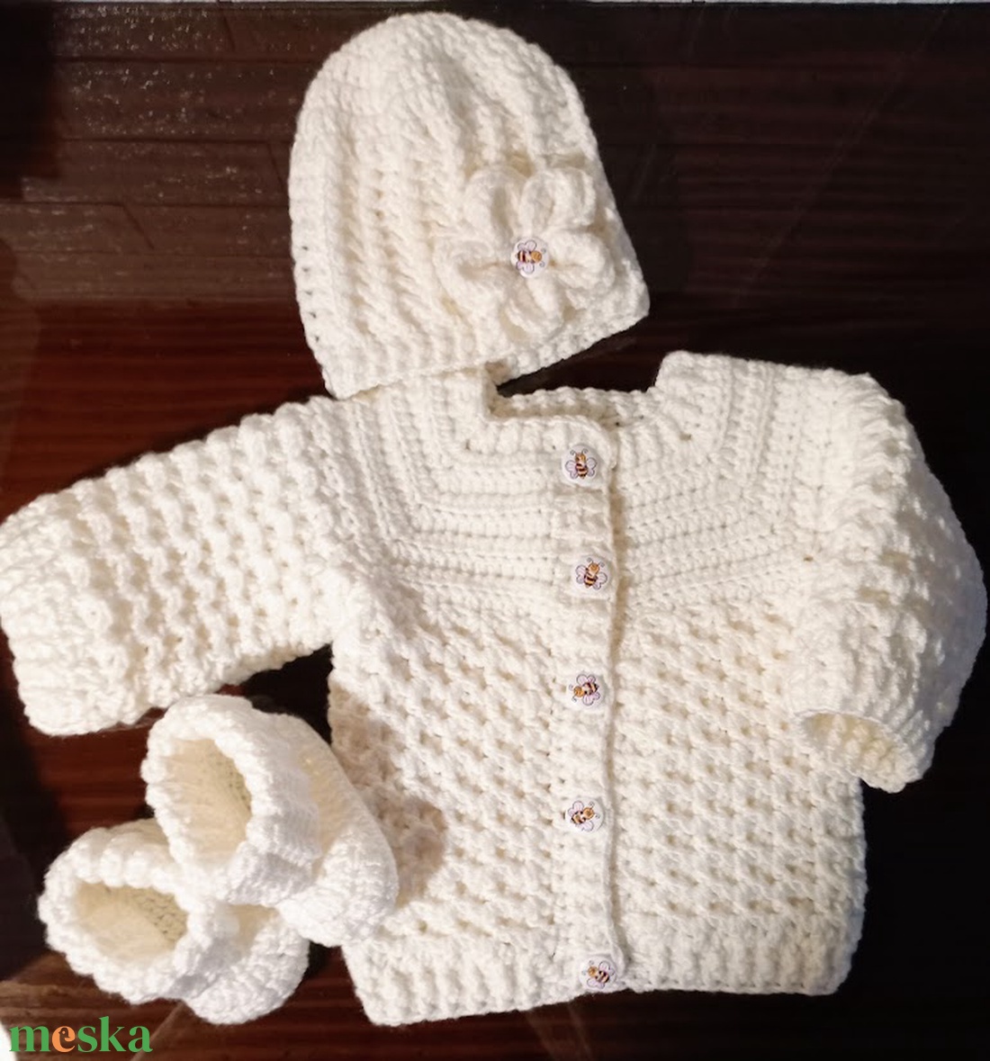 Fehér babaváró szett - méhecskés( baba kardigán, sapka, cipő, 56-62-es méret) - ruha & divat - babaruha & gyerekruha - gyerek kabát, dzseki - Meska.hu