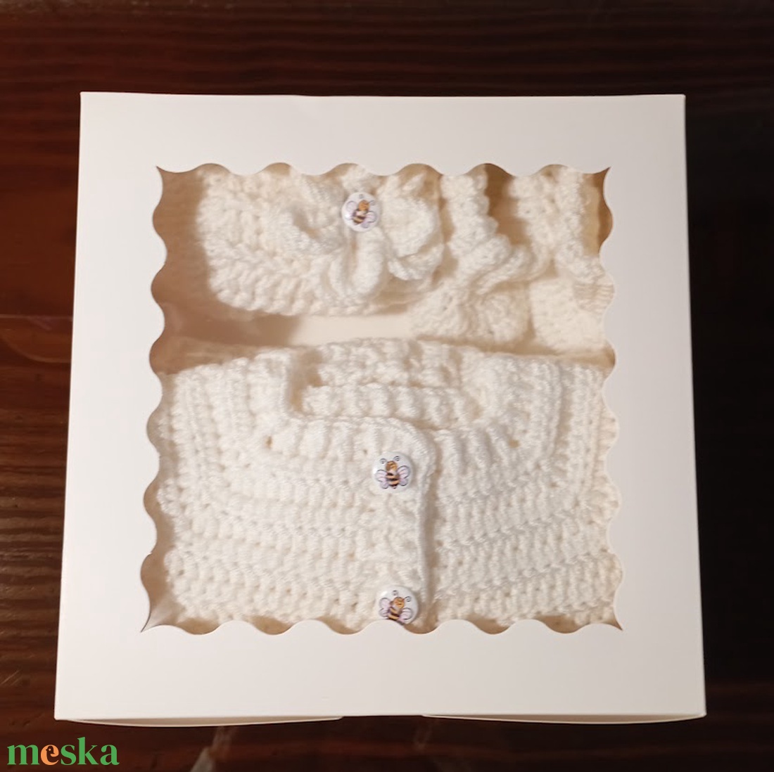 Fehér babaváró szett - méhecskés( baba kardigán, sapka, cipő, 56-62-es méret) - ruha & divat - babaruha & gyerekruha - gyerek kabát, dzseki - Meska.hu
