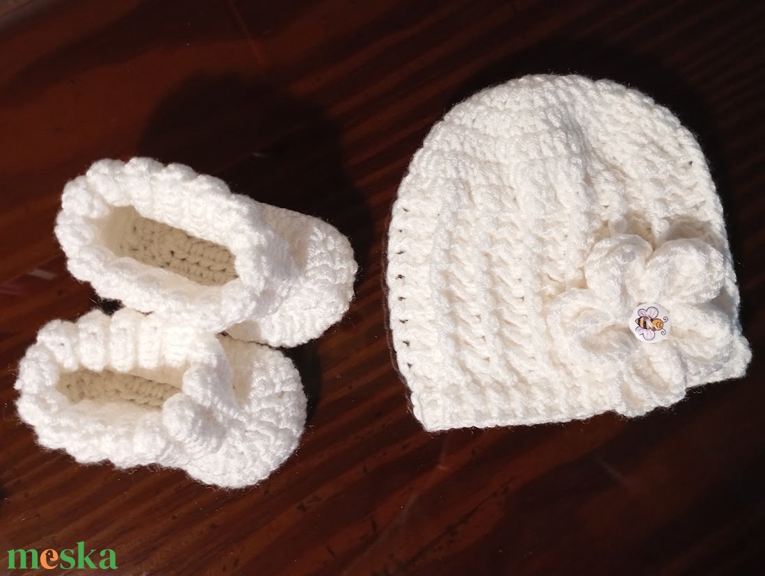 Fehér babaváró szett - méhecskés( baba kardigán, sapka, cipő, 56-62-es méret) - ruha & divat - babaruha & gyerekruha - gyerek kabát, dzseki - Meska.hu