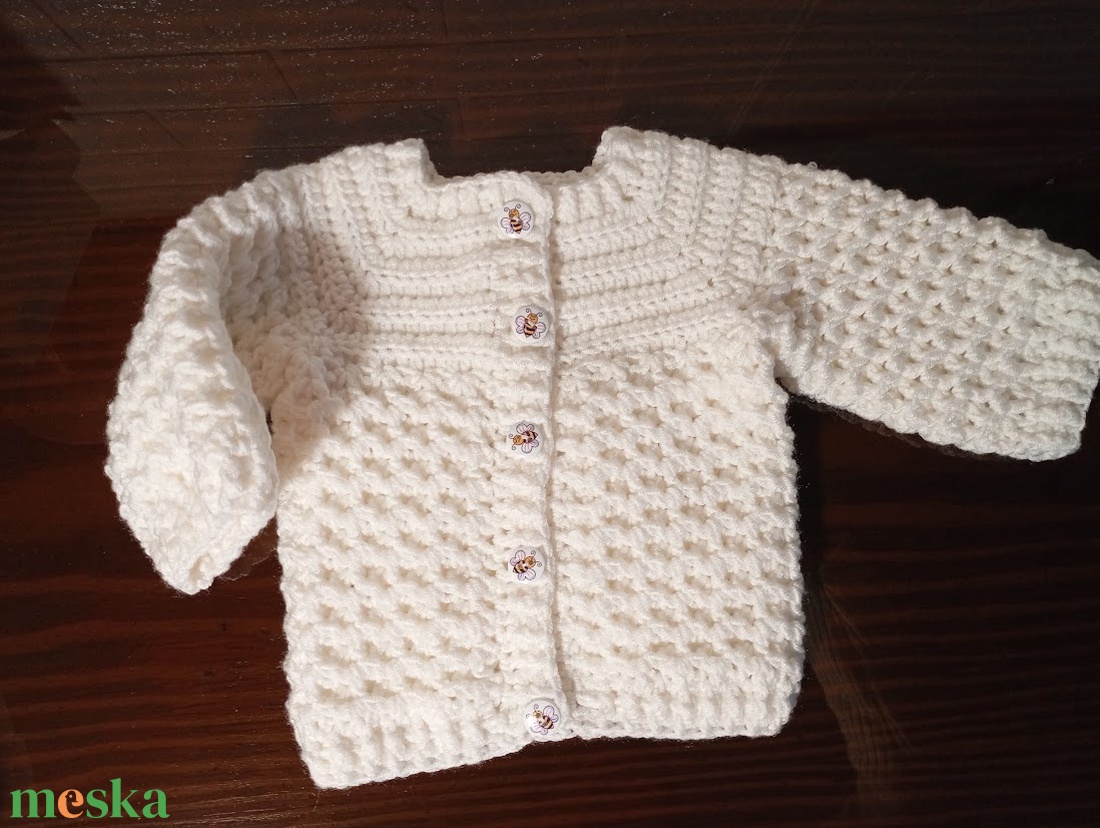 Fehér babaváró szett - méhecskés( baba kardigán, sapka, cipő, 56-62-es méret) - ruha & divat - babaruha & gyerekruha - gyerek kabát, dzseki - Meska.hu
