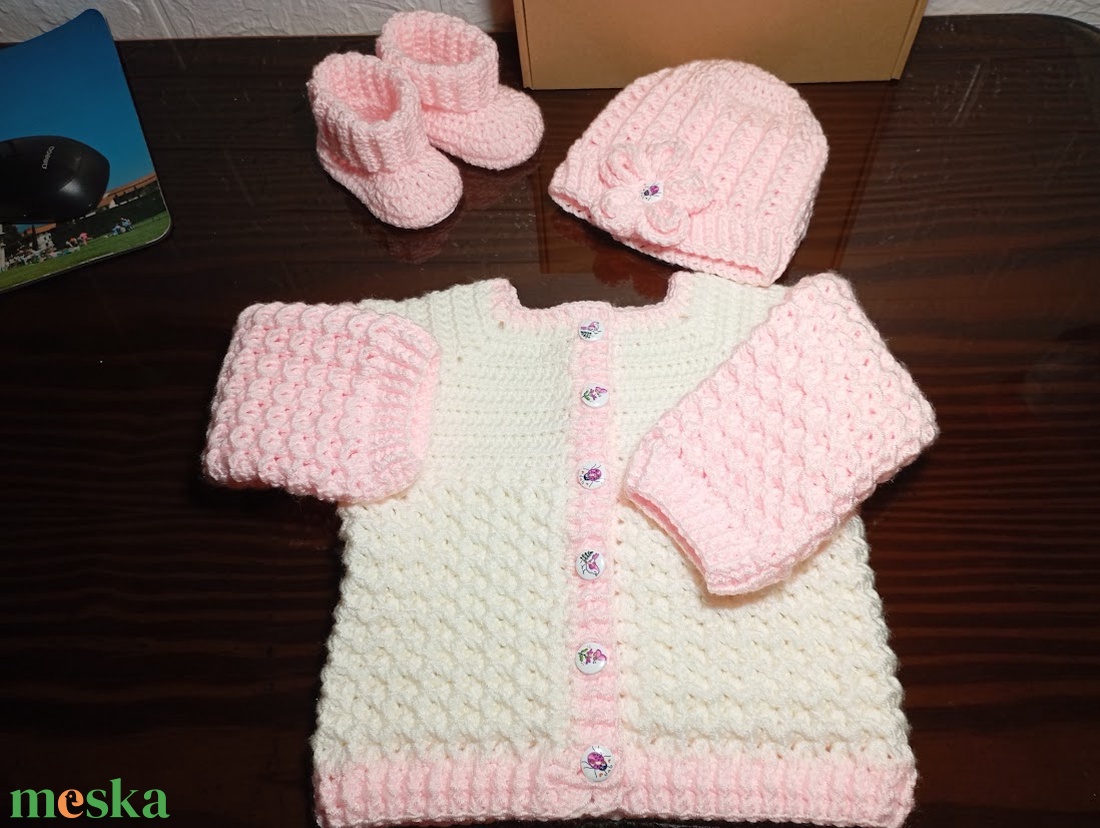 Rózsaszíntörtfehér baba kardigán, sapka és kiscipő - 6-9 hónapos babának - ruha & divat - babaruha & gyerekruha - gyerek kabát, dzseki - Meska.hu