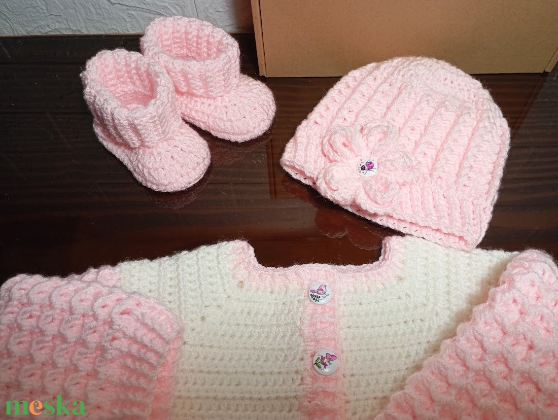 Rózsaszíntörtfehér baba kardigán, sapka és kiscipő - 6-9 hónapos babának - ruha & divat - babaruha & gyerekruha - gyerek kabát, dzseki - Meska.hu