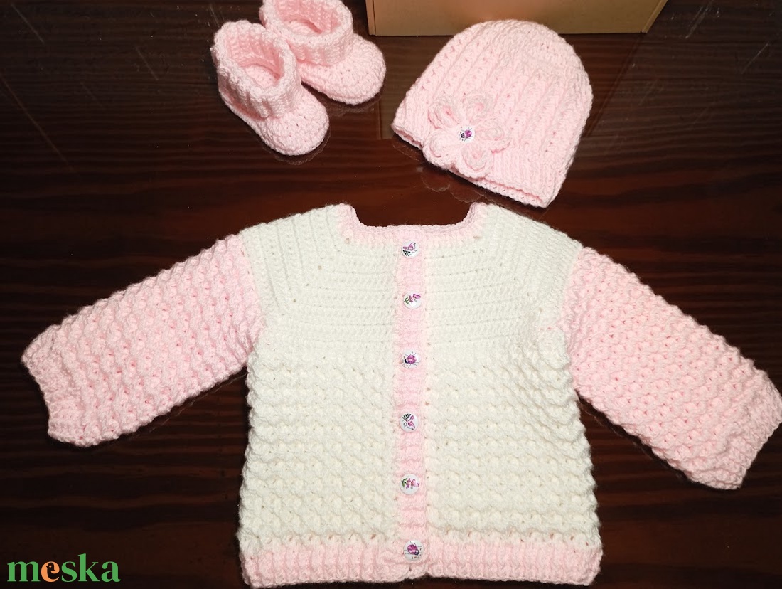Rózsaszíntörtfehér baba kardigán, sapka és kiscipő - 6-9 hónapos babának - ruha & divat - babaruha & gyerekruha - gyerek kabát, dzseki - Meska.hu