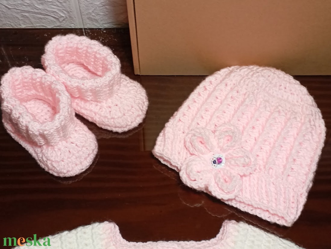 Rózsaszíntörtfehér baba kardigán, sapka és kiscipő - 6-9 hónapos babának - ruha & divat - babaruha & gyerekruha - gyerek kabát, dzseki - Meska.hu