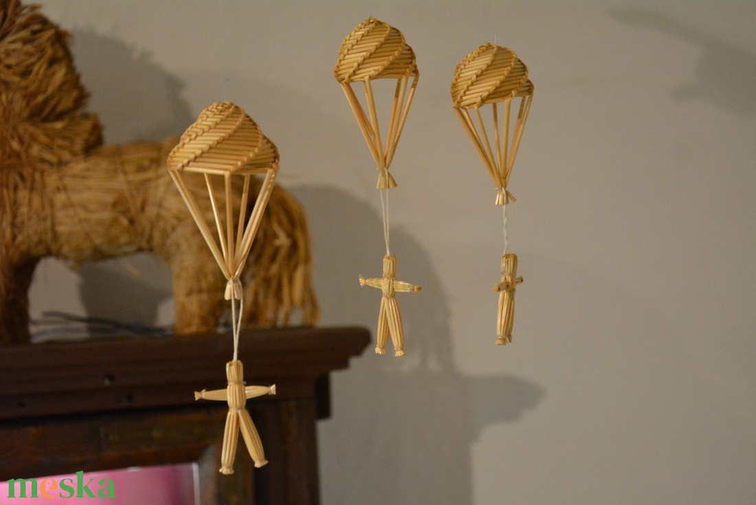 Ejtőernyős - szalma figura - - Meska.hu Ejtőernyős - szalma figura - - Meska.hu