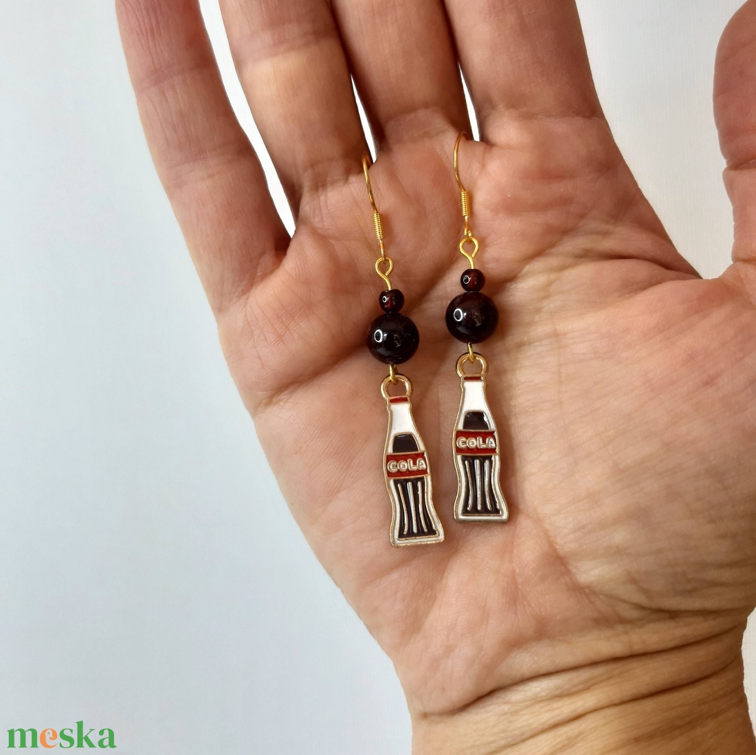 Retro Cola fülbevaló ásványgyöngyökkel díszítve - ékszer - fülbevaló - lógó fülbevaló - Meska.hu