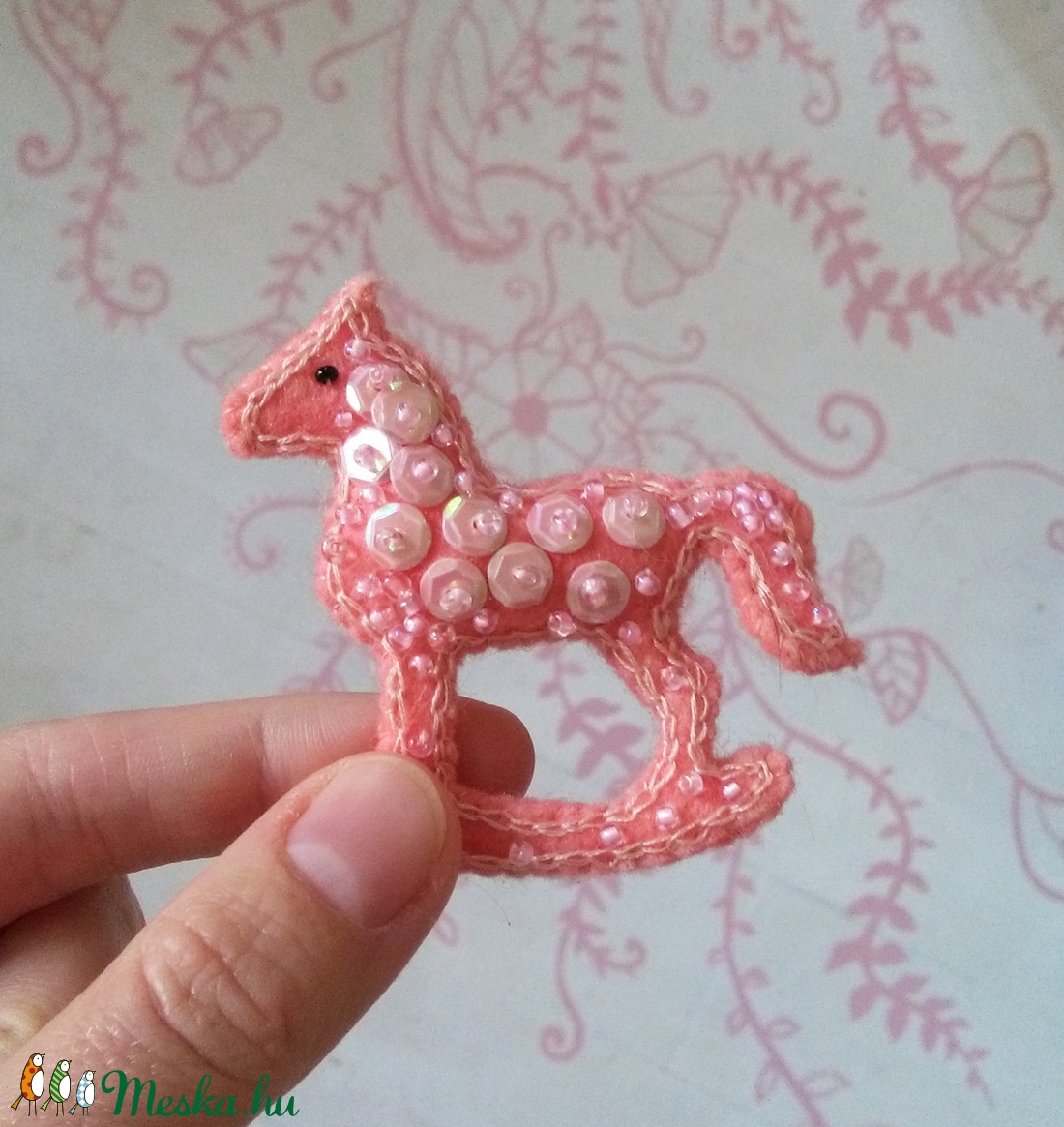 Hintaló kitűző - ékszer - kitűző és bross - Meska.hu Hintaló kitűző - ékszer - kitűző és bross - Meska.hu
