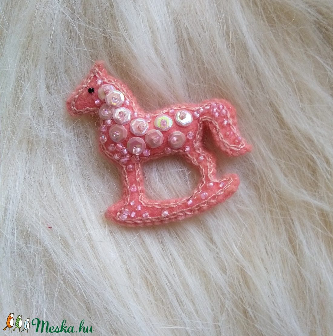 Hintaló kitűző - ékszer - kitűző és bross - Meska.hu Hintaló kitűző - ékszer - kitűző és bross - Meska.hu