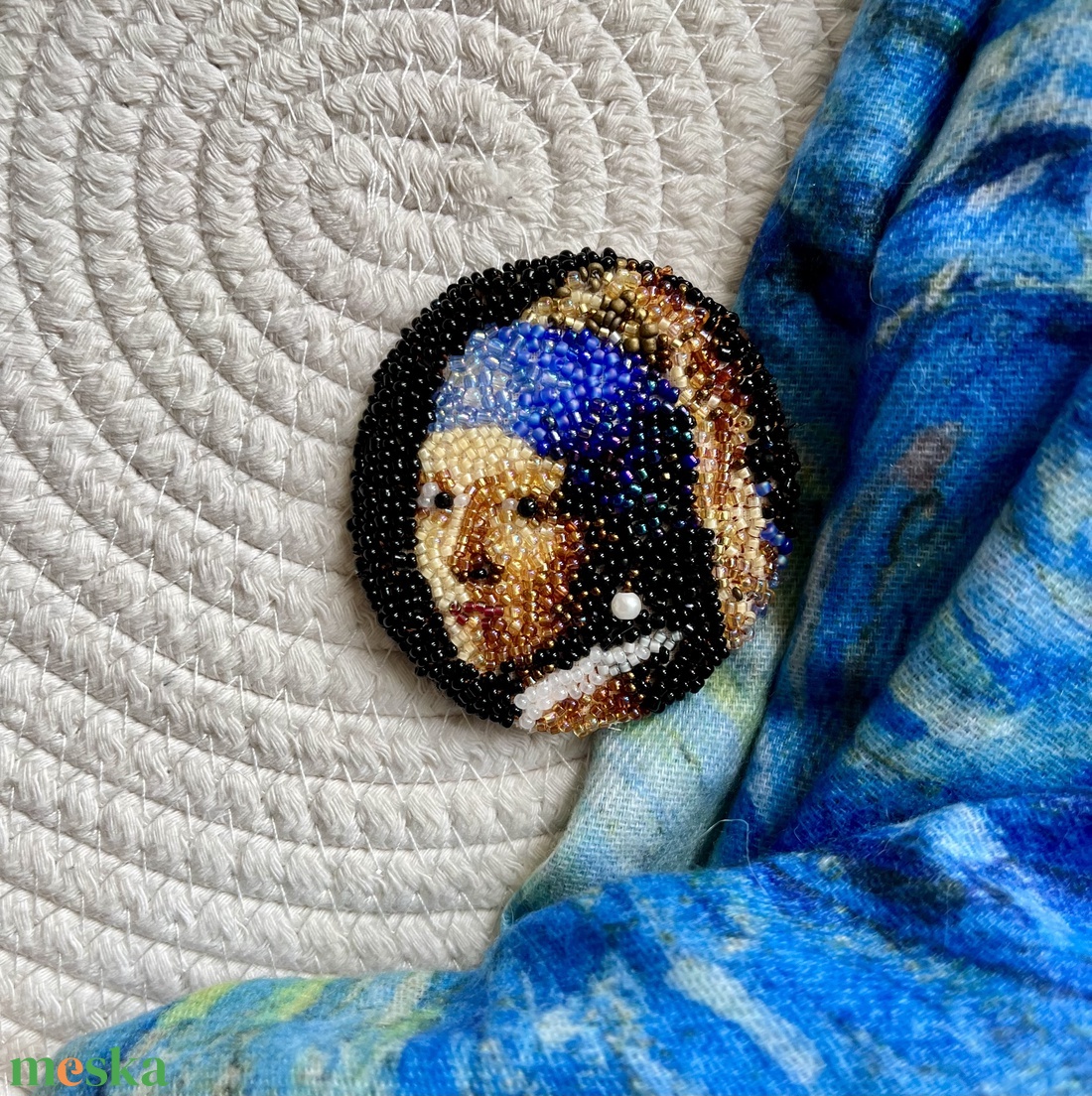 Lány gyöngy fülbevalóval kitűző - foglalt - ékszer - kitűző és bross - Meska.hu