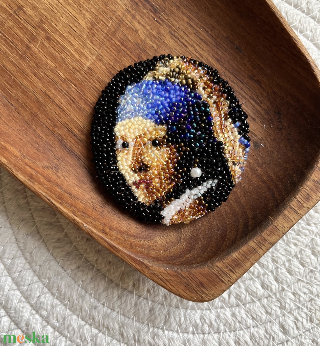 Lány gyöngy fülbevalóval kitűző - foglalt - ékszer - kitűző és bross - Meska.hu