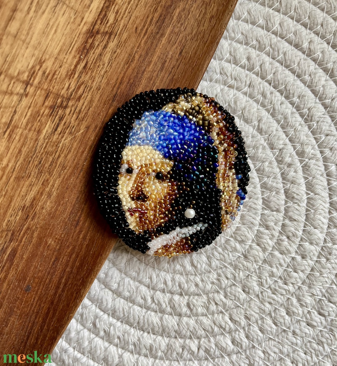 Lány gyöngy fülbevalóval kitűző - foglalt - ékszer - kitűző és bross - Meska.hu