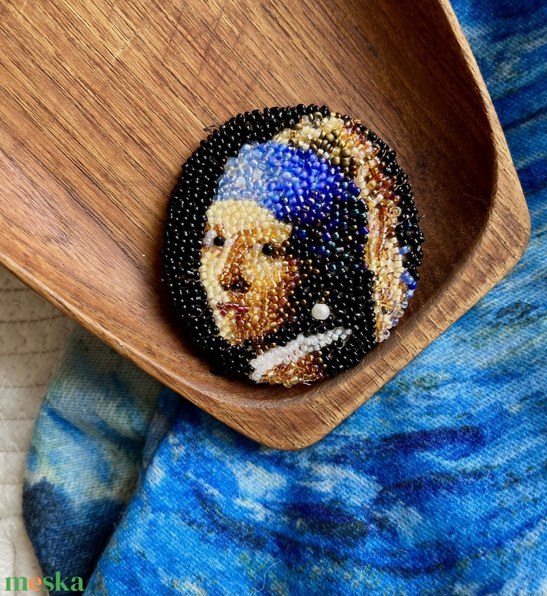 Lány gyöngy fülbevalóval kitűző - foglalt - ékszer - kitűző és bross - Meska.hu