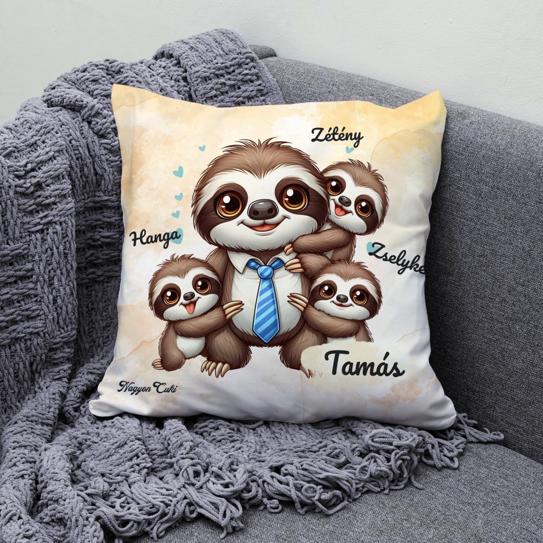 Névvel kérhető - Nyakkendős Cuki lajhár Apa és három gyerek mintás párna - otthon & életmód - lakástextil - párna & párnahuzat - díszpárna (belsővel együtt) - Meska.hu